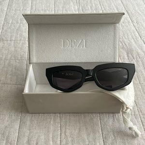 Dezi | “on read” sunglasses